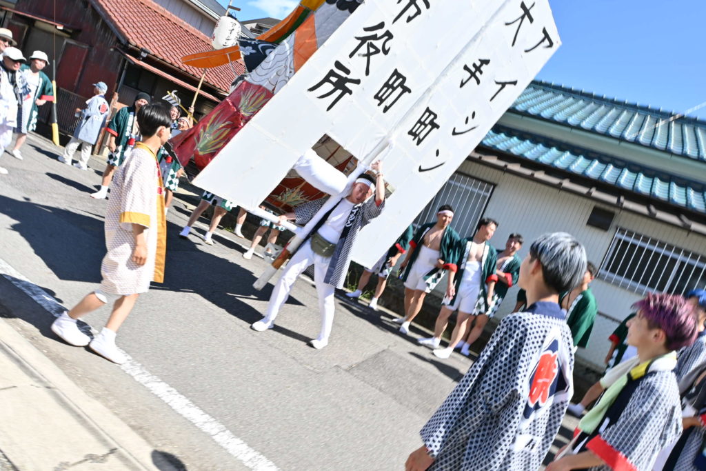 大万燈を担ぎ舞う！